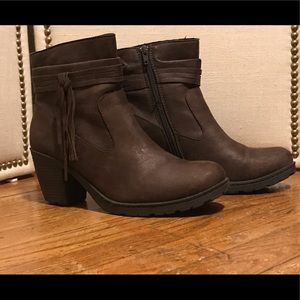 Born b.o.c. Alicudi Fringe Ankle Boots Size 11